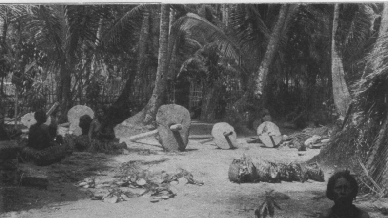 "Dinheiro de Pedra de Uap, Ilhas Carolinas Ocidentais." O Dr. Furness tirou esta fotografia durante uma estadia em Uap (Yap) em 1903, publicou-a em um artigo acadêmico em 1904 e permitiu que sua irmã, Caroline Furness Jayne, a republicasse em seu livro de 1906, String Figures. (Dr. William Henry Furness III, Domínio Público)