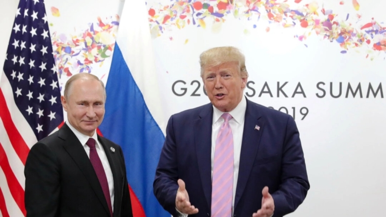 O líder da Rússia, Vladimir Putin, e o então presidente dos EUA, Donald Trump, participam de uma reunião paralela à cúpula do G20 em Osaka, Japão, em 28 de junho de 2019. (Mikhail Klimentyev/Sputnik via Reuters)