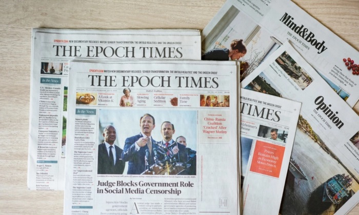 Pilhas do jornal Epoch Times na cidade de Nova Iorque em 13 de julho de 2023. (Samira Bouaou/The Epoch Times)