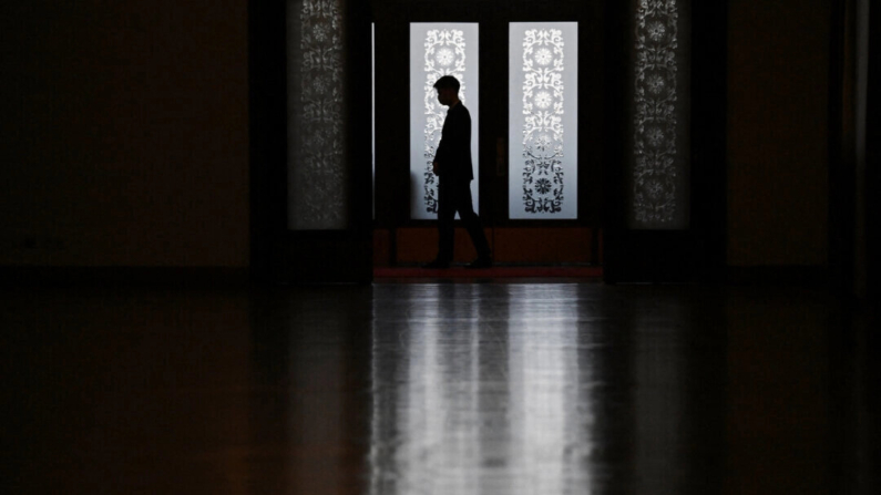 
Um guarda de segurança fica do lado de fora de uma reunião no Congresso Nacional do Povo (NPC) em Pequim em 6 de março de 2024. (Greg Baker/AFP)
