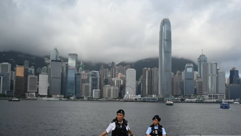 A polícia vigia o Victoria Harbour de Hong Kong enquanto a cidade marca o 27º aniversário da transferência de Hong Kong da Grã-Bretanha para a China, em 1º de julho de 2024. Peter Parks/AFP via Getty Images
