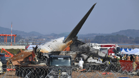 Caixas-pretas do avião da Jeju Air pararam de gravar 4 minutos antes do acidente