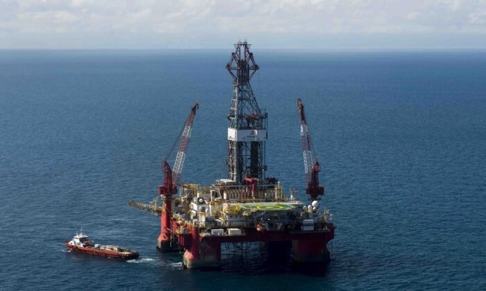 Vista aérea da plataforma de exploração de petróleo Centenario, operada pela empresa mexicana “Grupo R” e trabalhando para a empresa estatal de petróleo do México, PEMEX, no Golfo do México, em 30 de agosto de 2013. (Omar Torres/AFP via Getty Images)