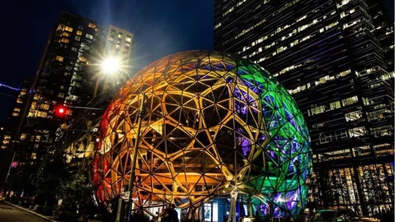 Em 2019, para marcar o Dia do Orgulho Gay, a estrutura metálica conhecida como As Esferas da Amazon, localizada em frente à sede da empresa em Seattle, Washington, foi iluminada com as cores do arco-íris, símbolo da representação LGBT  (Imagem: Instagram/Via @jeffbezos)