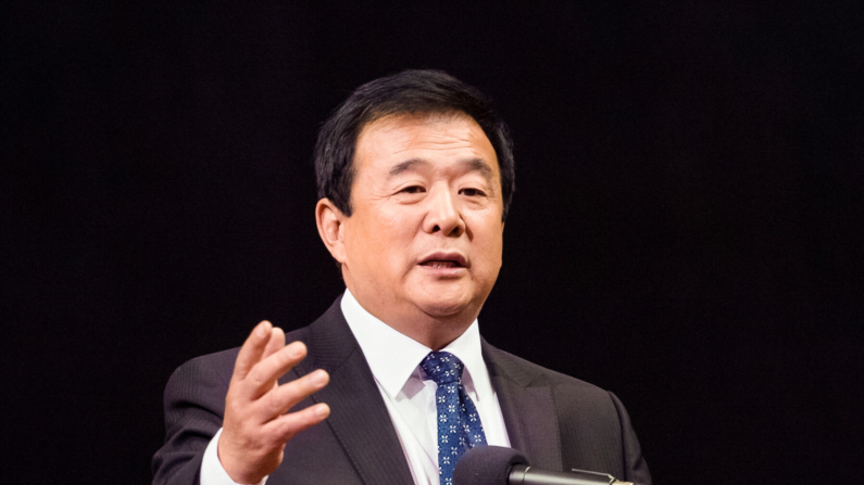 Li Hongzhi, o fundador do Falun Gong, fala em uma conferência do Falun Gong no Barclays Center, no bairro do Brooklyn, em Nova York, em 13 de maio de 2014. Dai Bing/The Epoch Times