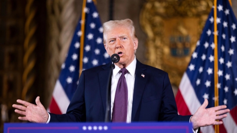 O presidente eleito Donald Trump fala com membros da mídia durante uma coletiva de imprensa em sua propriedade Mar-a-Lago em Palm Beach, Flórida, em 7 de janeiro de 2025. (Scott Olson/Getty Images)