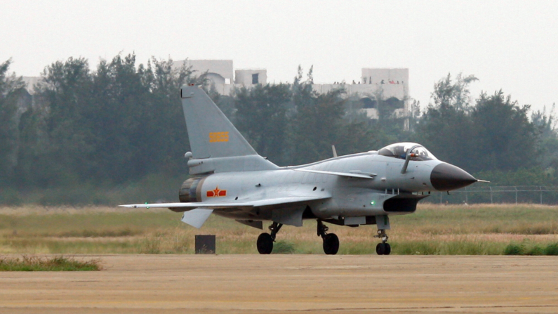 Um J-10, o avião de caça multifuncional da China, é exibido na 7ª Exposição Internacional de Aviação e Aeroespacial da China, em 4 de novembro de 2008 em Zhuhai, província de Guangdong, China.
