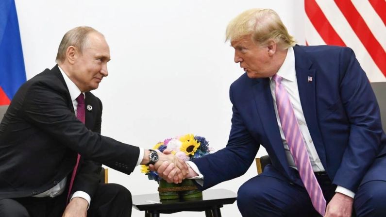 O presidente Donald Trump (D) participa de uma reunião com o presidente russo Vladimir Putin (E) durante a cúpula do G-20 em Osaka, Japão, em 28 de junho de 2019. (Brendan Smialowski/AFP/Getty Images)