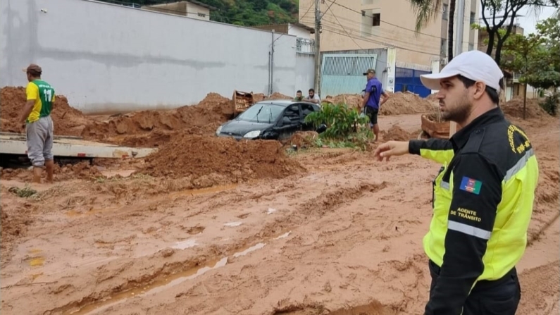 Em Ipatinga, agentes da prefeitura intensificam os trabalhos de limpeza e desobstrução das ruas, que ficaram tomadas pela lama deixada pelos temporais (Imagem: Instagram/via @prefeituradeipatinga)