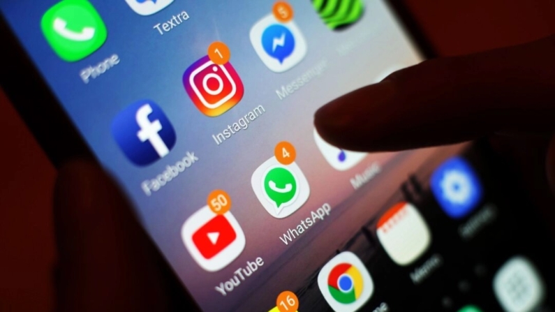 Ícones de aplicativos de rede social, incluindo Facebook, Instagram, YouTube e WhatsApp, são exibidos na tela de um telefone em 3 de janeiro de 2018. (Yui Mok/PA)