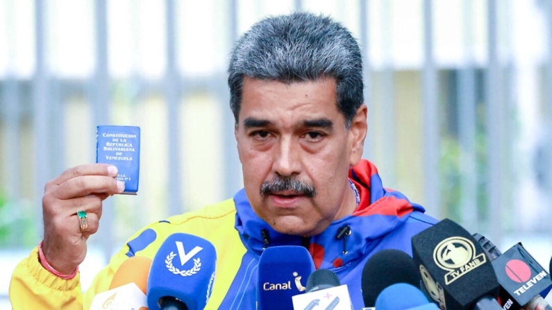 O presidente venezuelano Nicolás Maduro fala durante uma entrevista coletiva após votar durante as eleições presidenciais na Escuela Ecológica Bolivariana Simón Rodríguez em Fuerte Tiuna, Caracas, Venezuela, em 28 de julho de 2024. (Jesus Vargas/Getty Images)