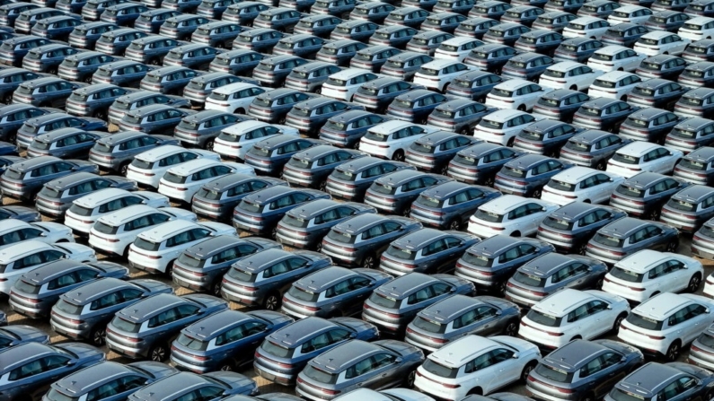 Foto tirada em 18 de abril de 2024 mostra carros elétricos da BYD para exportação esperando para serem carregados em um navio em um porto em Yantai, na província de Shandong, leste da China. (STR/AFP via Getty Images)