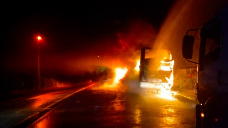 Áudios indicam que traficantes do Comando Vermelho seriam os autores dos ataques; a Companhia Municipal de Ônibus suspendeu a circulação na capital de Rondônia (Imagem: Emerson Soares/PMRO)