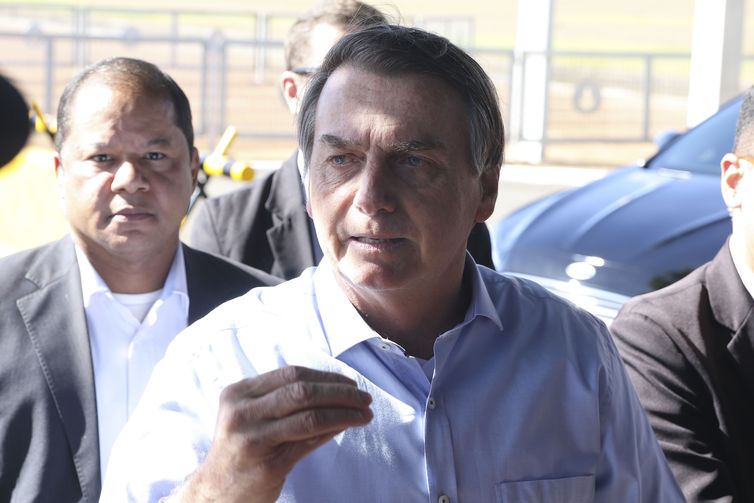 O presidente Jair Bolsonaro fala à imprensa no Palácio da Alvorada (Valter Campanato/Agência Brasil)