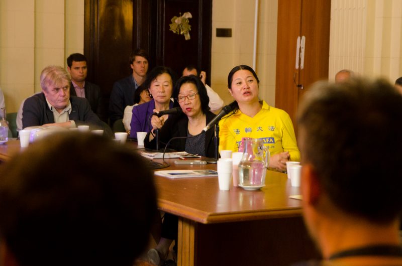 Dong Yuhua (vestido de amarelo, à direita) na Legislatura da Cidade de Buenos Aires, 14 de dezembro de 2016 (The Epoch Times)