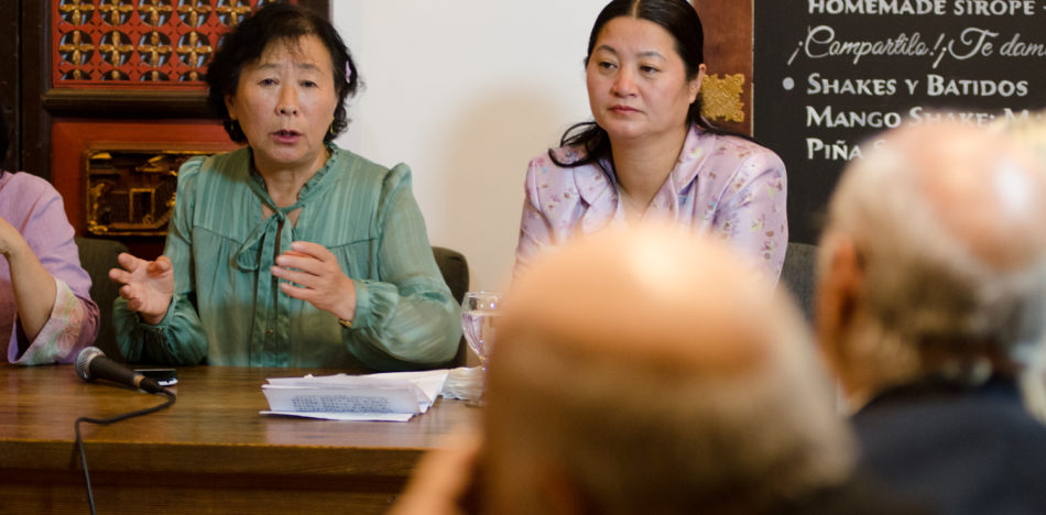  Yu Zhenjie (à esquerda) e Dong Yuhua (à direita) na conferência: “Um mal nunca visto antes neste planeta”, Bao Kitchen, Buenos Aires, Argentina, em 14 de dezembro de 2016. (Antonella Marty)