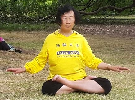 Yu Zhenjie praticando meditação, o quinto exercício do Falun Dafa. Se ele não pode andar devido a tortura, ele agora pode meditar, cruzando as pernas duas vezes sem problema (La Gran Epoca)