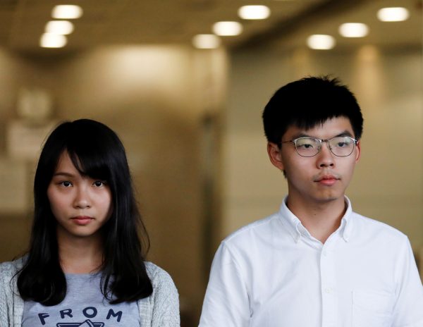 Os ativistas pró-democracia Joshua Wong e Agnes Chow deixam a Corte Oriental após serem libertados sob fiança em Hong Kong, em 30 de agosto de 2019 (Anushree Fadnavis / Reuters)