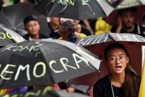 Ativistas do Congresso da Juventude Tibetana (TYC) gritam slogans enquanto participam de um protesto em apoio a manifestantes pró-democracia de Hong Kong em Nova Délhi em 30 de agosto de 2019 (Prakash Singh / AFP / Getty Images)