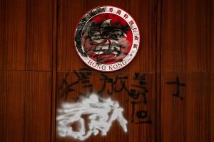 Um grafite é visto dentro da câmara durante uma visita de mídia ao Complexo do Conselho Legislativo em Hong Kong, em 3 de julho de 2019 (Anthony Kwan / Getty Images)