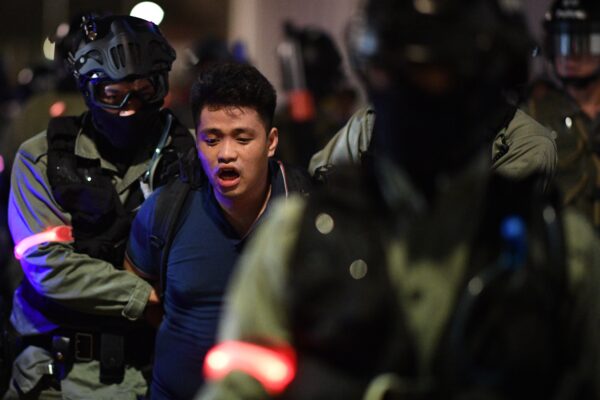 A polícia deteve um manifestante durante uma manifestação em Hong Kong em 14 de outubro de 2019 (Mohd RASFAN / AFP via Getty Images)