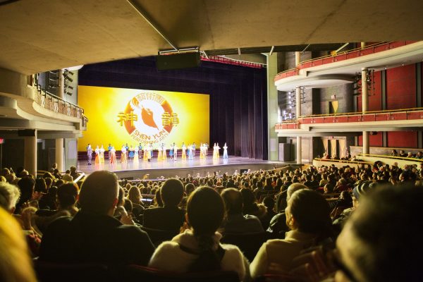 Shen Yun performers return for a curtain call