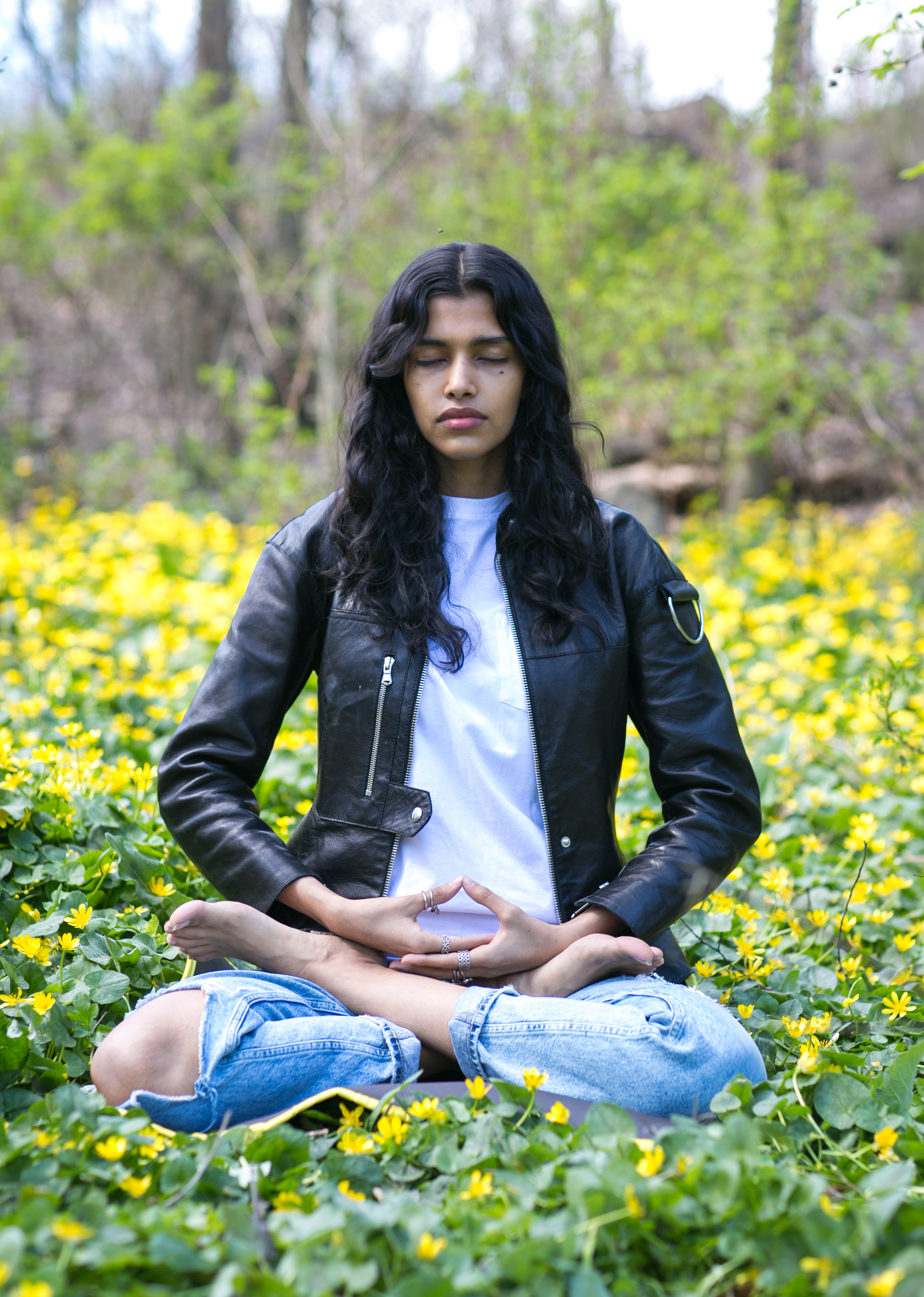 O modelo Pooja Mor medita no Central Park, em 19 de abril de 2016 (La Gran Época | Benjamin Chasteen)