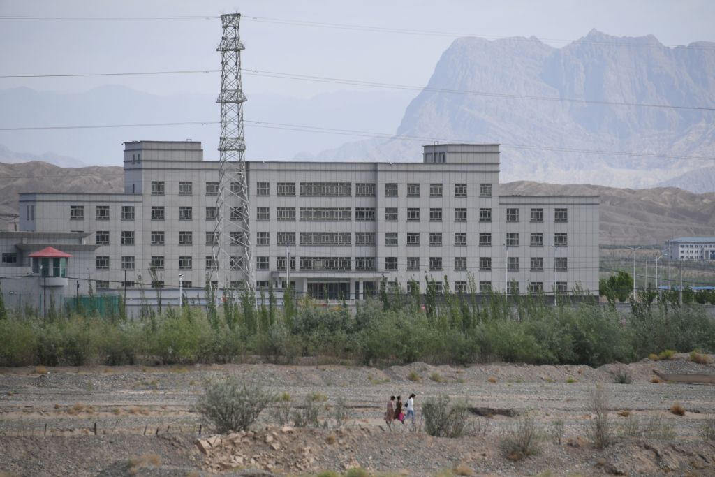 Campo de reeducação, onde a maioria das minorias étnicas muçulmanas está detida, em Artux, ao norte de Kashgar, na região oeste de Xinjiang, na China (Créditos: GREG BAKER / AFP via Getty Images)