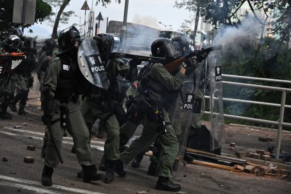 A polícia dispara gás lacrimogêneo contra manifestantes na Universidade Chinesa de Hong Kong (CUHK), em Hong Kong, em 12 de novembro de 2019 (Philip Fong / AFP via Getty Images)