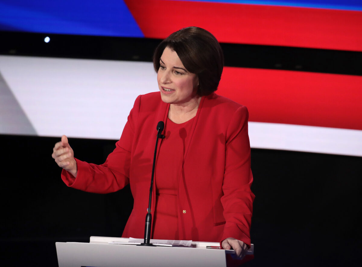 A senadora Amy Klobuchar (D-Minn.) fala durante o debate primário presidencial democrata na Drake University, em Des Moines, Iowa, m em 14 de janeiro de 2020 (Scott Olson / Getty Images)