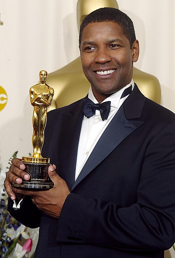 Washington ganhou seu Oscar depois de ganhar o prêmio de "Melhor ator de papel principal" por "Dia de treinamento" no 74º Oscar, em 24 de março de 2002 (MIKE NELSON / AFP via Getty Images)