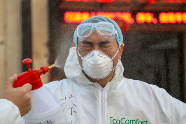 Um médico é desinfetado por seu colega em um hospital em Wuhan, China, em 3 de fevereiro de 2020 (STR / AFP via Getty Images)