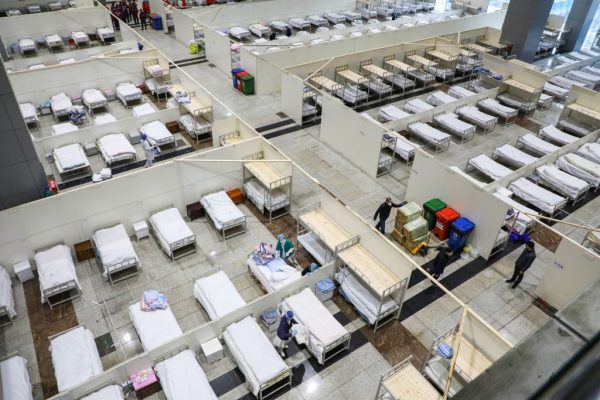 Foto tirada em 5 de fevereiro de 2020 mostra equipes médicas e trabalhadores colocando camas enquanto se preparam para aceitar pacientes com uma nova infecção por coronavírus em um centro de exposições convertido em um hospital em Wuhan, na província central chinesa de Hubei (STR / AFP através da Getty Images)