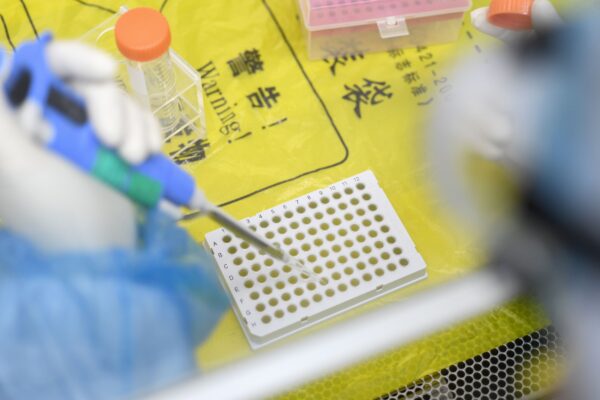Técnico de laboratório que trabalha com amostras de pessoas a serem testadas para o novo coronavírus no laboratório "Fire Eye" em Wuhan, China, em 6 de fevereiro de 2020 (STR / AFP via Getty Images)