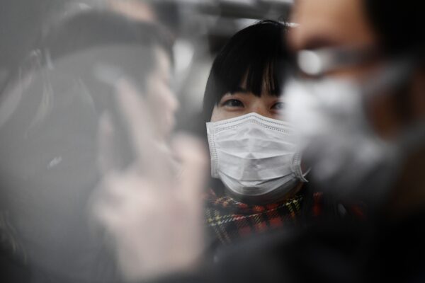 Passageiros usam máscaras no metrô em Tóquio, em 8 de fevereiro de 2020 (Charly Triballeau / AFP via Getty Images)