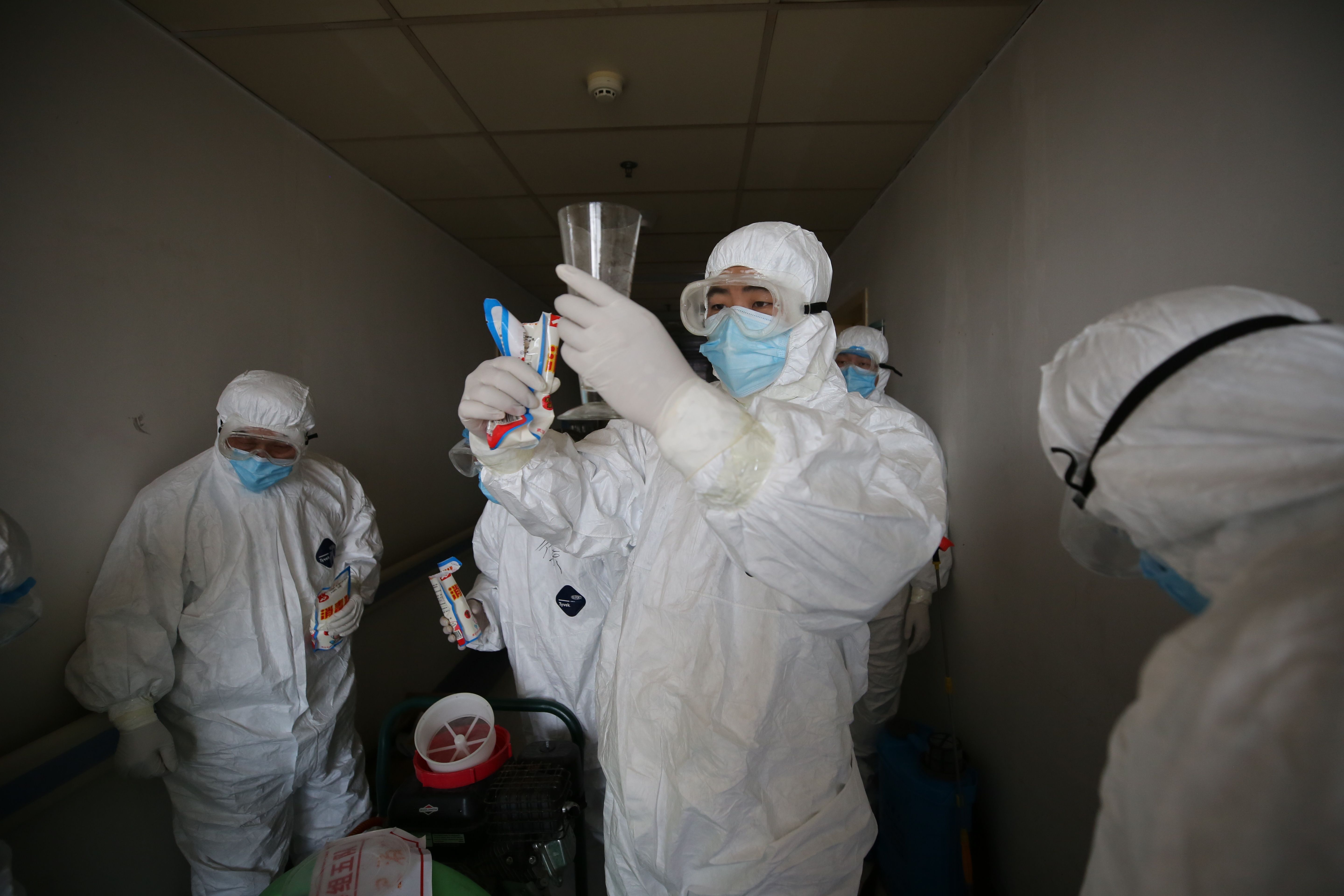 Trabalhadores se preparam para desinfetar os quartos do hospital da Cruz Vermelha em Wuhan, China, em 18 de março de 2020 (STR / AFP via Getty Images)