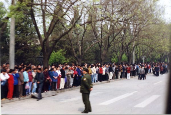 Praticantes do Falun Gong se reunem perto de Zhongnanhai para apelar pacificamente por sua liberdade de crença em 25 de abril de 1999 (Foto cortesia de Minghui.org)