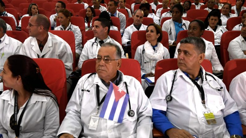 Cerca de 100 médicos cubanos seguem os procedimentos de início de seu programa no Quênia em 11 de junho de 2018 em Nairóbi (SIMON MAINA / AFP / Getty Images)