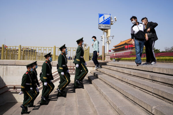 Membros da Polícia Armada do Povo Chinês usam uma marcha de máscara protetora pela Praça da Paz Celestial durante um luto nacional em 4 de abril de 2020 em Pequim, China (Lintao Zhang / Getty Images)