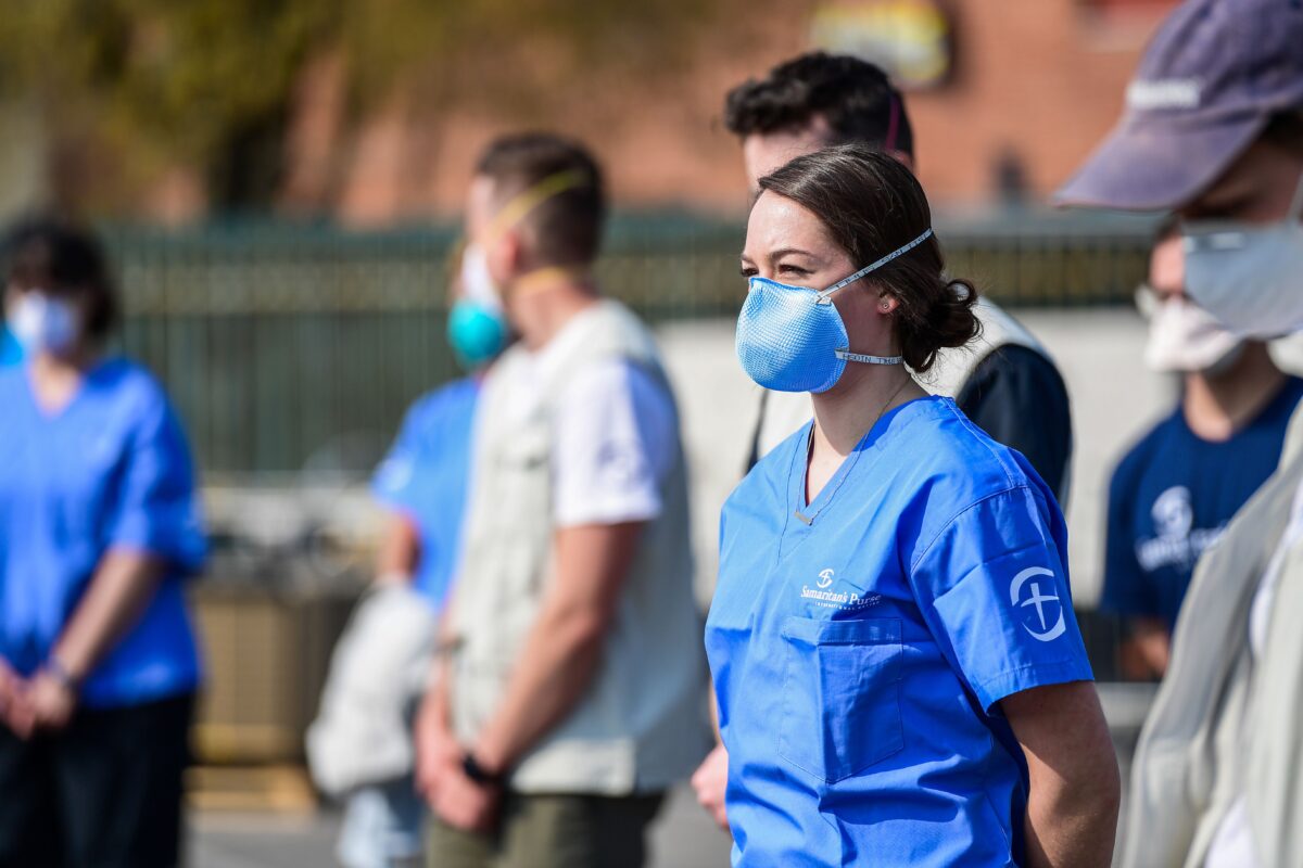 Voluntários em um hospital de campanha recentemente operado para pacientes com coronavírus em Cremona, sudeste de Milão, em 20 de março de 2020 (Miguel Medina / AFP via Getty Images)