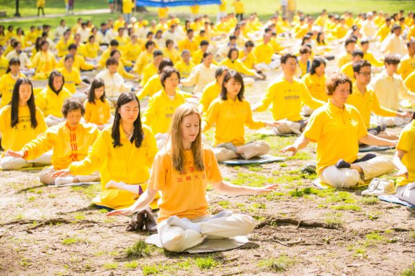 Praticantes do Falun Gong (ou Falun Dafa) praticam sua meditação no Central Park, Manhattan, em 10 de maio de 2014 (Dai Bing / Epoch Times)