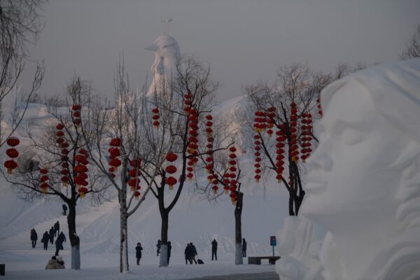 Os turistas passam por esculturas de gelo durante o Festival Internacional de Gelo e Neve de Harbin, em Harbin, na província de Heilongjiang, no nordeste da China, em 5 de janeiro de 2020 (NOEL CELIS / AFP via Getty Images)