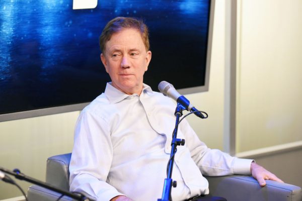 O governador de Connecticut, Ned Lamont, fala durante a série "Making A Leader" da SiriusXM Business Radio nos estúdios da SiriusXM em Nova Iorque em 20 de dezembro de 2019 (Bonnie Biess / Getty Images para SiriusXM)