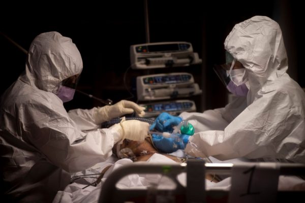 Os médicos tratam pacientes com COVID-19 em uma unidade de terapia intensiva do 3º Hospital Covid 3 (Istituto clínico CasalPalocco) durante a emergência do vírus do PCC em 26 de março de 2020, em Roma, Itália (Antonio Masiello / Getty Images)