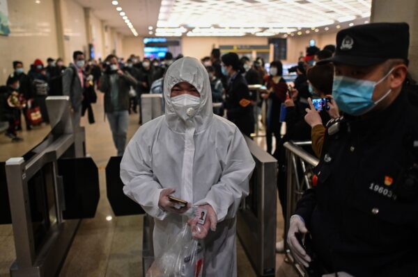 Um homem chega à Estação Ferroviária Hankou em Wuhan, China, para embarcar em um dos primeiros trens que saem da cidade após dois meses e meio de fechamento em 8 de abril de 2020 (Hector Retamal / AFP via Getty Images )