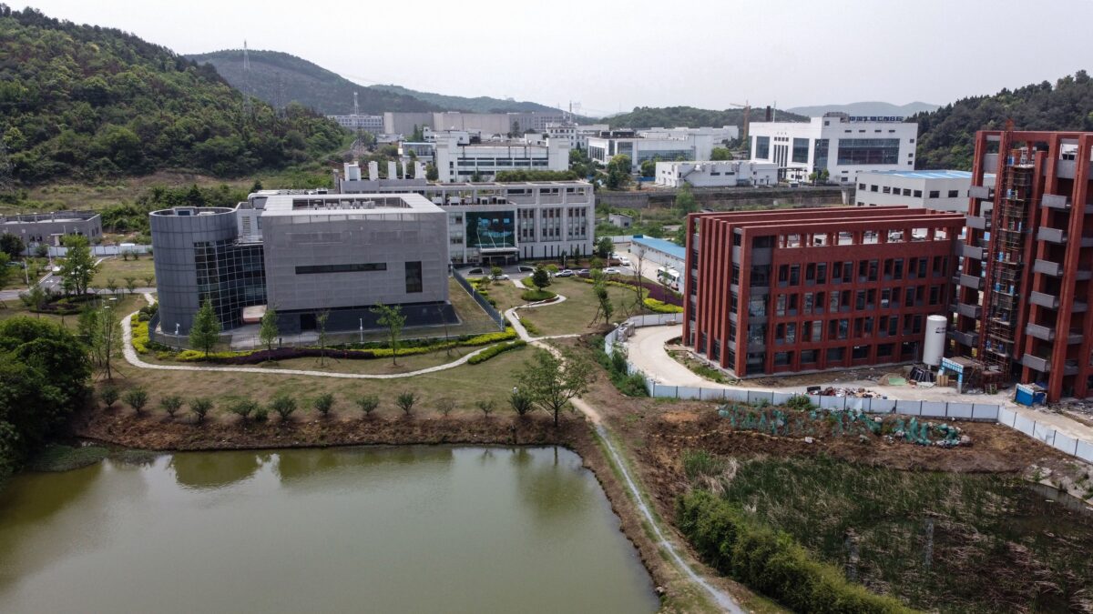 O Laboratório P4 (I) do Instituto de Virologia de Wuhan, na província central de Hubei, China, em 17 de abril de 2020 (Hector Retamal / AFP via Getty Images)