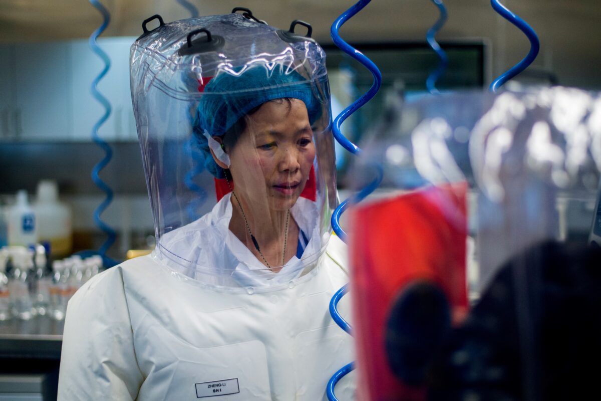 A virologista chinesa Zhengli Shi dentro do laboratório P4 em Wuhan, capital da província chinesa de Hubei, em 23 de fevereiro de 2017 (Johannes Eisele / AFP via Getty Images)