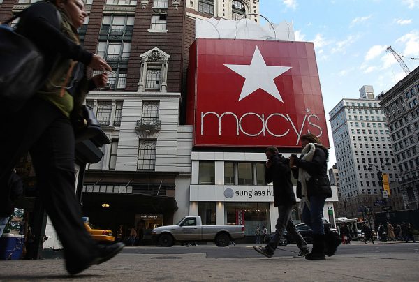 Pedestres passam pela loja da Macy's em 7 de fevereiro de 2008, na cidade de Nova Iorque (Spencer Platt / Getty Images)