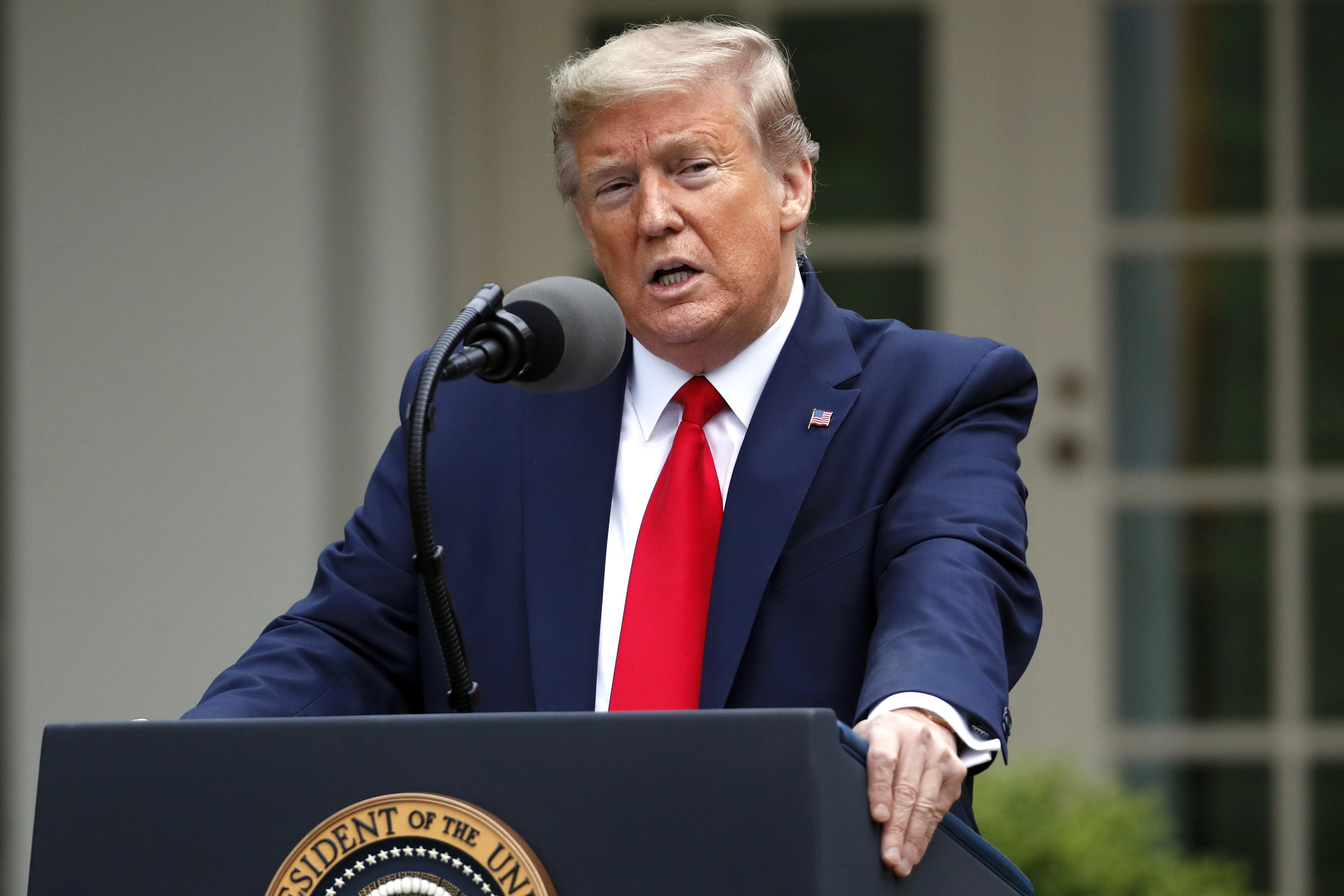 O presidente Donald Trump fala sobre o vírus do PCC no Jardim de Rosas da Casa Branca, em 14 de abril de 2020 (Alex Brandon / AP Photo)