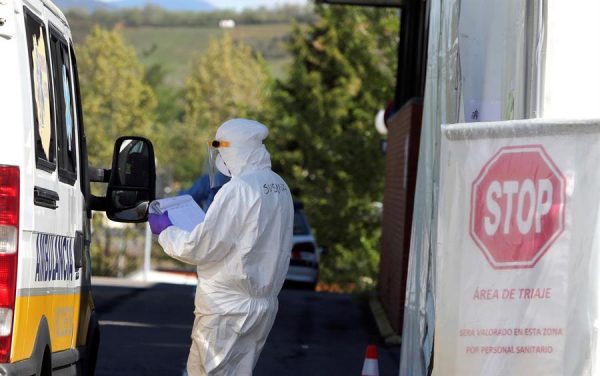 Área de triagem no Hospital El Bierzo, uma das primeiras na Espanha a adotar o 'método coreano' para o diagnóstico "rápido" do Covid-19 e em que o número de internações permanece estável (73) com 6 novas altas e 1 falecido (33) (EFE / Ana F. Barredo)